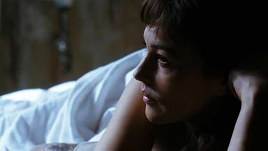 Monica Bellucci nude in Sanguepazzo