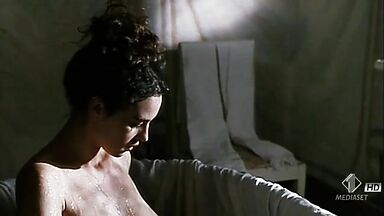 Monica Bellucci nude in Briganti