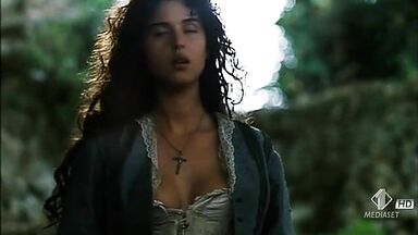 Monica Bellucci nude in Briganti