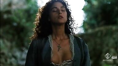 Monica Bellucci nude in Briganti