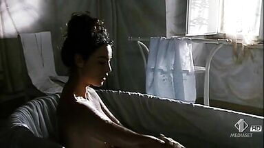 Monica Bellucci nude in Briganti