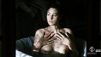 Monica Bellucci nude in Briganti