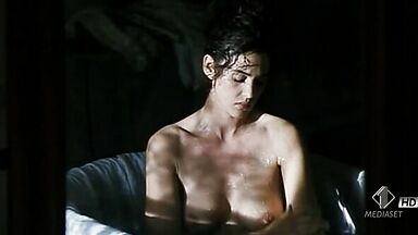 Monica Bellucci nude in Briganti