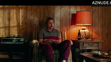 This is what happens if you touch Margot Robbie's tits