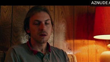 This is what happens if you touch Margot Robbie's tits