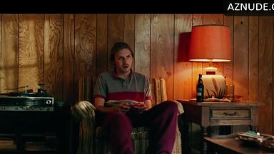 This is what happens if you touch Margot Robbie's tits