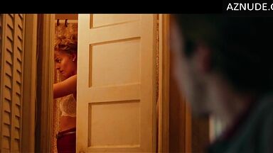 This is what happens if you touch Margot Robbie's tits