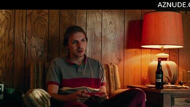 This is what happens if you touch Margot Robbie's tits