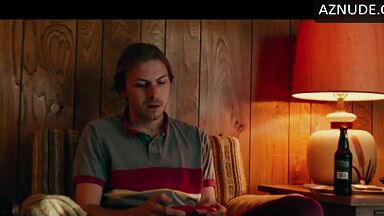 This is what happens if you touch Margot Robbie's tits