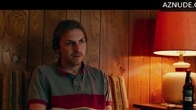 This is what happens if you touch Margot Robbie's tits