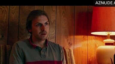 This is what happens if you touch Margot Robbie's tits