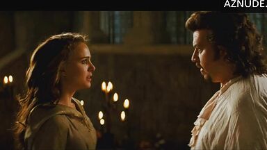 Natalie Portman shows us her pussy