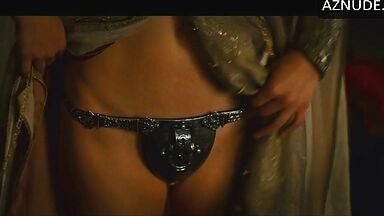 Natalie Portman shows us her pussy