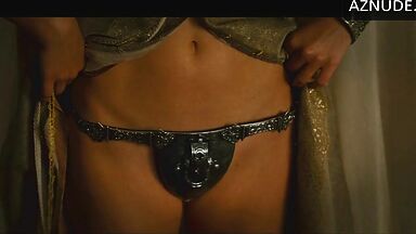 Natalie Portman shows us her pussy