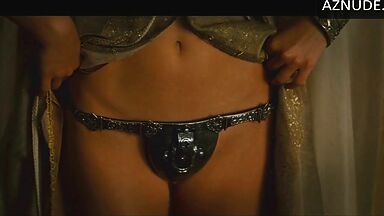 Natalie Portman shows us her pussy