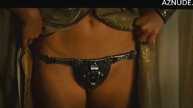 Natalie Portman shows us her pussy