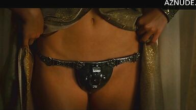 Natalie Portman shows us her pussy