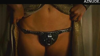 Natalie Portman shows us her pussy