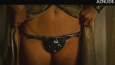 Natalie Portman shows us her pussy