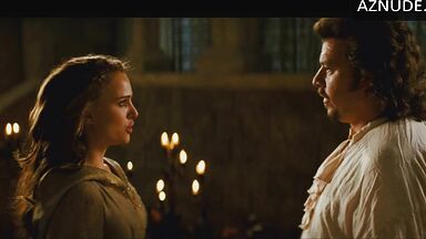 Natalie Portman shows us her pussy