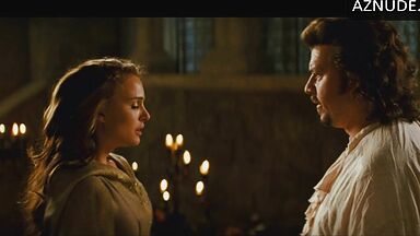 Natalie Portman shows us her pussy