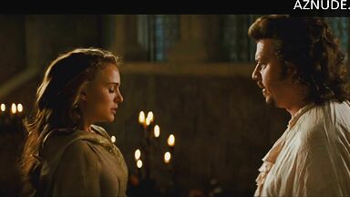 Natalie Portman shows us her pussy