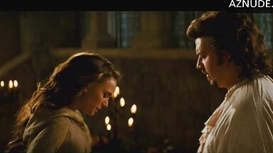 Natalie Portman shows us her pussy