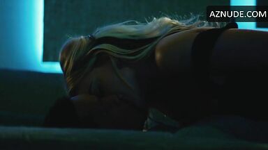 Passionate kisses between Margot and Will Smith