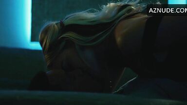 Passionate kisses between Margot and Will Smith