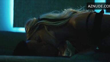 Passionate kisses between Margot and Will Smith