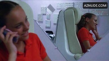 Bijou Phillips shows us her pussy for a few seconds