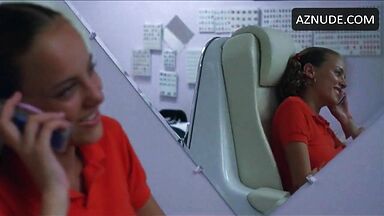 Bijou Phillips shows us her pussy for a few seconds