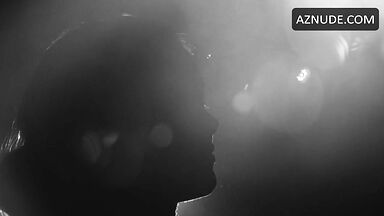 Natalie Portman pregnant in the water