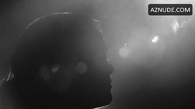 Natalie Portman pregnant in the water