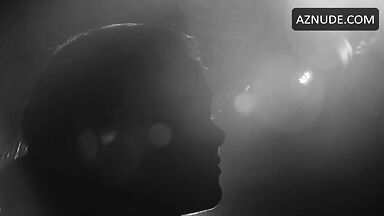 Natalie Portman pregnant in the water