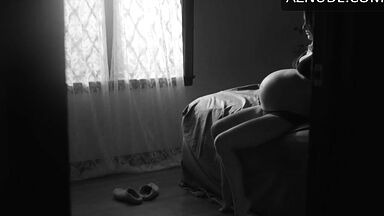 Natalie Portman pregnant in the water