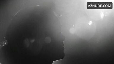 Natalie Portman pregnant in the water