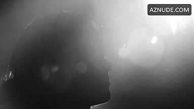 Natalie Portman pregnant in the water