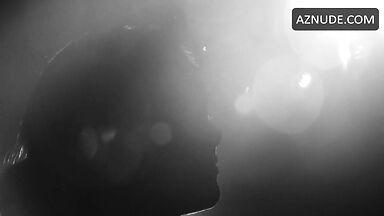 Natalie Portman pregnant in the water