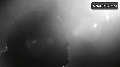 Natalie Portman pregnant in the water