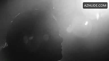 Natalie Portman pregnant in the water