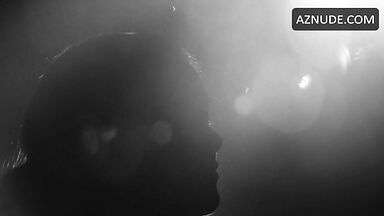 Natalie Portman pregnant in the water