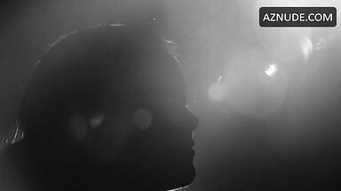 Natalie Portman pregnant in the water