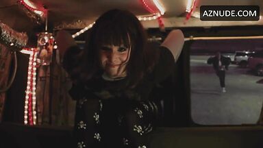 She shows us her ass through the car window