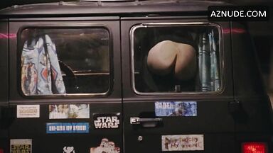 She shows us her ass through the car window
