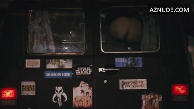 She shows us her ass through the car window