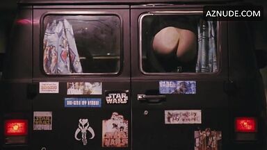 She shows us her ass through the car window