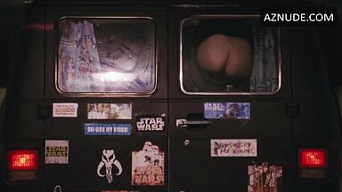 She shows us her ass through the car window