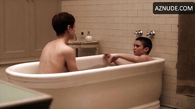 Nicole Kidman it is in the bathtub