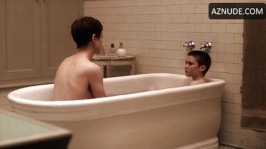 Nicole Kidman it is in the bathtub